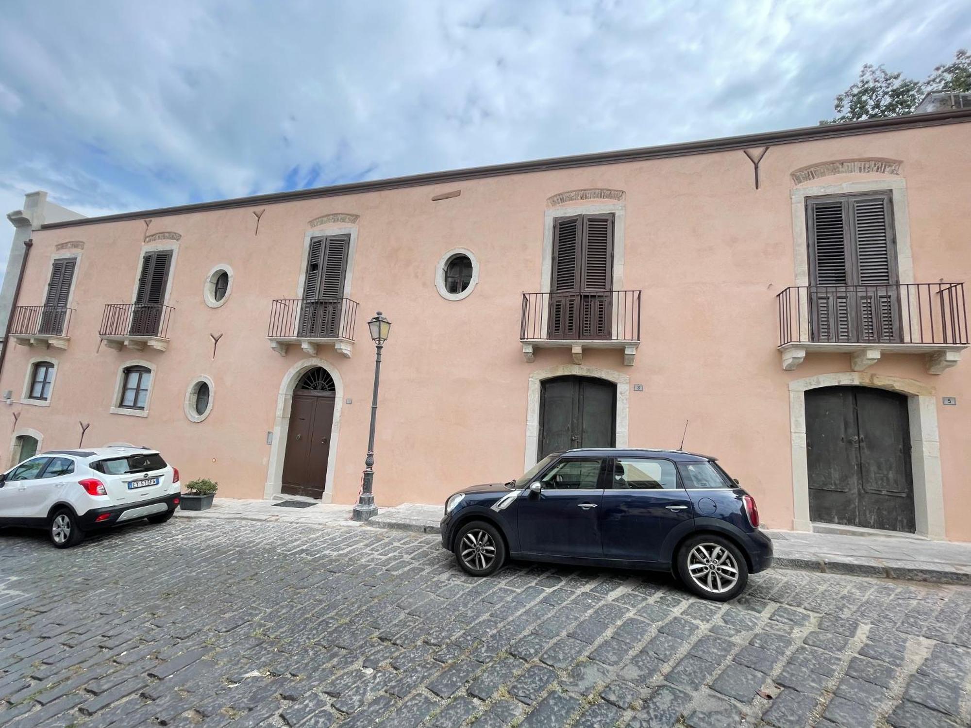 Апартаменты I Mezzanini Di Palazzo Bonaccorsi Милаццо Экстерьер фото
